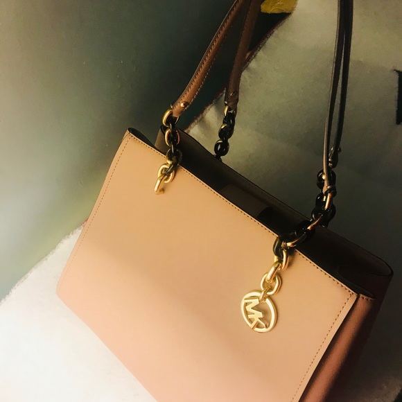 Michael Kors Pink Medium Cynthia Saffiano Satche - Picture 2 of 16